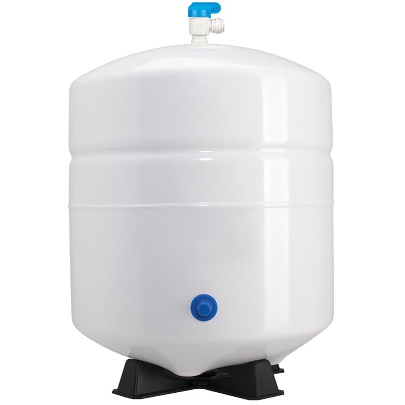 Корейский фильтр для воды Бак накопительный 12 л (3,2G)  - Предназначен для создания запаса чистой воды.  Накопительный бак является важным элементом в системе обратного осмоса. Это связано с крайне медленной фильтрацией воды через обратноосмотическую мембрану. В зависимости от производительности мембраны скорость фильтрации составляет от 130 мл в минуту (7,8 л/час). Накопительный бак компенсирует медленную скорость фильтрации и заполняется в течение примерно 1,5 часов. Ёмкость бака составляет 12 литров. Накопительный бак имеет ниппель как на велосипеде или в колесе автомобиля. Это отверстие предназначено для создания давления сжатого воздуха, необходимое для выталкивания накопленной воды. Рекомендуемое давление для подкачки составляет 0,45-0,5 бар. Крайне важно регулярно проверять это давление. В противном случае бак может не полностью опорожняться. Рекомендации по обслуживанию накопительного бака можно скачать ниже по ссылке.